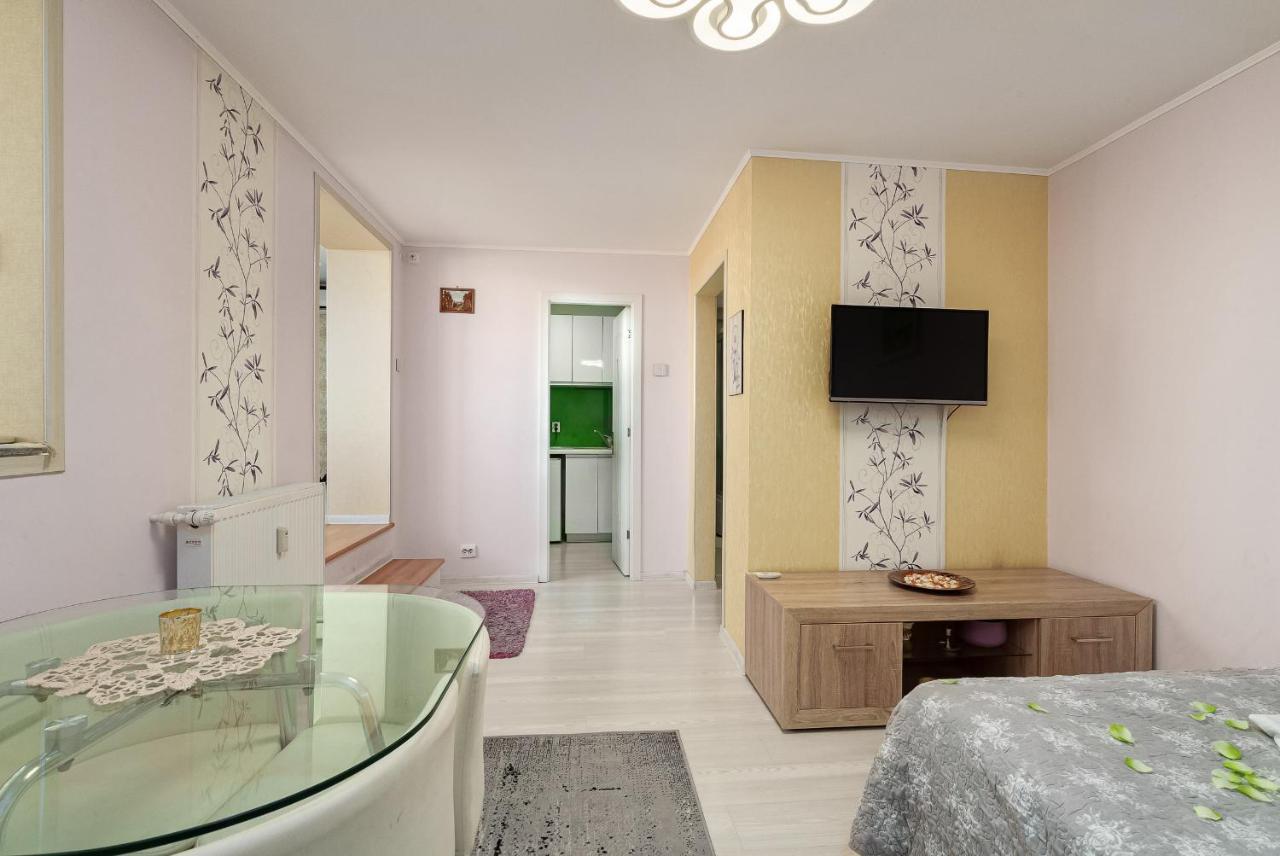 Stone Gate Apartment #1 Bucharest Exterior photo